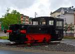 Die Akkumulator Kleinlokomotive Ks 4071, ex DB Ka 4071, ex DB 381 201-3 als Denkmallok am 14.07.2012 beim Hbf Limburg (Lahn), hier im Auslieferungszustand 1932 als DRG Ks 4071. 
Die ersten 4 Prototypen von Akku-Kleinloks wurden 1930 von AEG gebaut, 1932 lieferte AEG (Fabriknummer 4800) erneut diese Lok im Rahmen der Kleinlokvorserie an die DRG aus, die sich nun an den aktuellen Grundrissen der K� II-Entwicklung orientierte. Die Maschine besa� bereits das tiefliegende F�hrerhaus an einem Fahrzeugende, w�hrend die Akkus in zwei gro�en L�ngsk�sten des Vorbaus untergebracht waren. Die Ks 4071 blieb allerdings ein Einzelst�ck. Die BMAG baute 1935 eine kleine Serie von 6 Loks, in den Jahren 1936 bis 1938 wurden dann bei Windhoff in Rheine 35 Akku Kleinlokomotiven gebaut, diese sahen dann �u�erlich sehr �hnlich den dieselgetriebenen Schwestermaschinen der Baureihe K�/K�f II.  
Diese Lok trug die Bezeichnungen DRG Ks 4071 bis 1949, bis 1960 dann DB Ks 4071, dann bis 1968 DB Ka 4071 und bis zur Ausmusterung am 01.03.1970 wurde sie dann noch als 381 201-3 bezeichnet.
Warum steht die Lok hier als Denkmal, weil das AW Limburg einmal f�r die Instandhaltung aller Akkumulator Kleinlokomotive zust�ndig war.