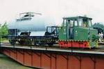 KUrzguterzuglein mit ASF-2 und ein alter grauer Kesselwagen aus die Drehscheibe ins Bw Weimar am 31 Mai 2008.