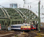 Die AKE E10 1309 (91 80 6113 309-9 D-TRAIN) der Train Rental International GmbH mit n-Wagen als National Express Verst�rker des RE 1  Nordrhein-Westfalen-Express  Dortmund Hbf – K�ln Hbf, verl�sst am 22.12.2018 gerade die Hohenzollernbr�cke und f�hrt bald in den Hbf K�ln ein.
