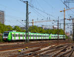   Zwei gekuppelte ET 422 der S-Bahn Rhein-Ruhr (Betreiber DB Regio NRW) erreichen am 21.04.2019, als S 6 Essen - Düsseldorf - Köln-Nippes, nun die den Hohenzollernbrücke und somit bald