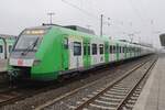 S-Bahn mit 422 536 steht abfahrtbereit in Bochum Hbf am grauen, leicht nebligen 26.
