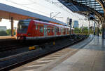 Zwei gekuppelte vierteilige ET 423 (423 796 / 426 296 und 423 757/423 257) der S-Bahn Köln (betrieben durch die DB Regio AG – NRW) verlassen am 18 Juni 2025, als Linie S 11 nach Bergisch