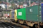 182 515-7 Dispolok ES 64 U2 015 mit Containerzug und 425 817-7 in Ulm am 19.09.2009.
