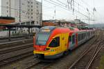 Der 3-teilige Stadler FLIRT 427 541 / 827 041/ 427 041 (94 80 0427 123-5 D-HEB / 94 80 0827 123-1 D-HEB / 94 80 0427 623-4 D-HEB) der HLB Bahn (Hessischen Landesbahn) ist am 30.11.2014 beim Hbf Siegen