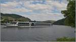 Bei diesem vermeindlichen Schiffsbild versteckt sich im Hintergrund ein Zug: Ein Hamster fährt über die zurecht bekannte Mosel-Brücke bei Bullay.