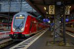 Zwei vierteilige Bombardier TWINDEXX Vario-Einheiten (EH 720 mm) der DB Regio, vorne mit dem Triebwagen 446 004 (91 80 0446 004-7 D-DB), stehen am 10.09.2022 als „Main-Neckar-Bahn“ RB 67