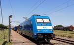Auf dem Weg zum Zug, RDC/RAG 101 027-1, REV/LD X/30.10.23 im Bhf Pattburg.