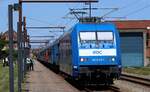 Auf dem Weg zum Zug, RDC/RAG 101 027-1, REV/LD X/30.10.23 im Bhf Pattburg.