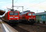 Klönschnack unter Kollegen...während 233 285 mit ihrem Gz wartet kam die 112 145 mit dem RE75(Flensburg-Rendsburg)nach Schleswig gefahren.