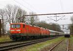 DB 112 166 + WFL 112 159 vor dem D 304 Innsbruck - Malm� Central bei der Einfahrt in den Grenzbahnhof Pattburg/Padborg, rechts wartet die TXL 185 531 auf ihre R�ckleistung, 05.02.2023