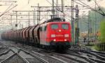 DB 151 065-0 zieht hier bei wenig gutem Wetter einen Kalkzug(oder Cerealien)durch HH-Harburg.