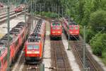 Noch gibt es sie die gute alte BR 151 hier stehen einige Exemplare neben der 1.ten Generation der Gz-Loks der BR 185 abgestellt im Gbf Maschen(die 155er links kommen im nächsten Foto).