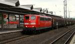 DB 151 077-5 durchfährt mit einem Güterzug den Koblenzer Hauptbahnhof.