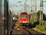 155 167-0 steht hier abgestellt im Einfahrtbereich des Neumünsteraner Bahnhofes(Aufnahme entstand aus der einfahrenden RB).