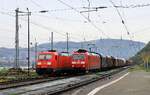 DB 185 110-4 passiert hier mit ihrem G�terzug den abgestellten Kohletransport in R�desheim.