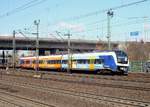 Überraschend fuhr der NWB ET 440 335 mit seiner drei farbigen Werbung durch HH-Harburg.