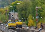 - Gleisbaustelle Bahnhof Herdorf (Erneuerung Gleis 2) - Am 14.10.2012 arbeiten die beiden Zweiwegebagger synchron im Bahnhof von Herdorf vor der Kulisse der Formsignale und dem sch�nen Stellwerk.