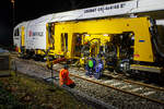 Die Baustelle Bahnhof Herdorf am Abend des 26 Oktober 2025, nun ab 20:40 Uhr wird die neue Weiche 3, beim Bahnhof/Stellwerk Herdorf Fahrdienstleiter (Hf), gestopft.