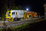 Die Baustelle Bahnhof Herdorf am Abend des 26 Oktober 2025, nun ab 20:40 Uhr wird die neue Weiche 3, beim Bahnhof/Stellwerk Herdorf Fahrdienstleiter (Hf), gestopft.