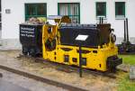 
Eine 600 mm Akkumulatoren Lok vom Typ LEW EL 09 aufgestellt beim Besucherbergwerk Markus Röhling Stolln in Annaberg-Buchholz - Frohnau am 25.08.2013. 

Die Akku-Lok wurde von LEW  VEB Elektrotechnische Werke Hans Beimler  in Henningsdorf bei Berlin für die Zinngrube Ehrenfreidersdorf/Erzgebirge gebaut.

Technische Daten:
Spurweite: 600 mm
Achsfolge: B
Gewicht: 4,3 Tonnen
Leistung: 2 x 4,4 kW
Stundenleistung: 560 kp
Geschwindigkeit: 5,6 km/h