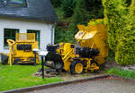 Beim Besucherbergwerk Markus Röhling Stolln in Annaberg-Buchholz - Frohnau am 25.08.2013: Rechts im Vordergrund ein gleisloser Vollgummibereifter druckluftbetriebener BBA Bunkerlader vom Typ LB 125/1000 (Lader, Bunker, 125 l Schaufelinhalt, 1000l Bunkerinhalt), vom Hersteller BBA - Betrieb für Bergbauausrüstungen Aue von 1954–1991 Sowjetisch-Deutsche Aktiengesellschaft (SDAG). Beim Übergang zum gleislosen Betrieb bei Auffahrungen wurden andere Lademaschinen notwendig. So wurde ab 1969 der druckluftbetriebene Bunkerlader LB 125/1000 gebaut. 

TECHNISCHE DATEN (laut Erklärungstafel):
Hersteller: BBA Betrieb für Bergbauausrüstungen Aue
Herkunft: Zinnerz Ehrenfriedersdorf GmbH (Erzgebirge)
Eigengewicht: 2,75 t
Leistung Fahrmotor: 3,7 kW
Leistung Hubmotor: 5,2 kW
Fahrgeschwindigkeit: 3,6 km/h
Schaufelinhalt: 0,125 m³
Bunkerinhalt: 1,0 m³

Links ein 600 mm gleisgebundene druckluftbetriebener BBA Wurfschaufellader (Überkopflader) vom Typ LWS 160 (Lader, Wurfschaufel, 160l Schaufelinhalt) vom Hersteller BBA. Der Wurfschaufellader wird mit abgesenkter Schaufel mit Schwung in das aufzuladende Material gefahren. Wenn die 
Ladeschaufel gefüllt ist, wird sie angehoben und über Kopf nach hinten in einen angekuppelten Förderwagen entleert. Nachdem der Förderwagen befüllt ist, wird dieser mit dem Lader in ein anderes Gleis gestoßen und ein neuer leerer Wagen angekuppelt.

TECHNISCHE DATEN (laut Erklärungstafel):
Hersteller: BBA Betrieb für Bergbauausrüstungen Aue
Herkunft: Grube Pöhla (Erzgebirge)
Spurweite: 600 mm
Eigengewicht: 3,3 t
Leistung: 30 kW
Schaufelinhalt: 0,16 m³ (Förderleistung bis zu 60 m³/h)
Druckluftverbrauch: 8,4 m³/min
Schwenkbereich: 2,4 m
Erforderliche freie (Stollen) Gang-Höhe: 2,1 m

