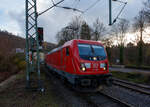 Die 187 186 (91 80 6187 186-2 D-DB) der DB Cargo AG fährt am 20 November 2025 mit einem Coilzug durch Kirchen/Sieg in Richtung Siegen.