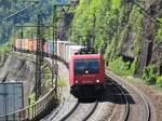 SBB 482 044-5 mit Containerzug auf der Geislinger Steige am 25.05.2012.