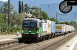 Siemens Vectron 193 211 mit Container- und Sattelaufliegerzug in Prien am 09.08.2022.