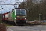 Vom hinter der Bahn�bergang in Emmerich gelang am 16 M�rz 2024 dieser Froschblick auf KRE 193 128 mit KLV nach K�ln.