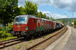 Die leider beschmierte ÖBB 1293 072 (91 81 1293 072-5 A-ÖBB), eine Siemens Vectron MS (X4E) in der Variante A35-1a (Länderpaket) der ÖBB-Produktion GmbH, fährt am 17 Juli 2025