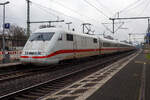 Der ICE 1 - Tz 0171  Heusenstamm , geführt von dem Triebkopf 401 071-6 (93 80 5401 071-6 D-DB) und am Zugschluss der Triebkopf 401 571-5 (93 80 5401 571-5 D-DB) fährt am 30 Dezember 2024 durch den Bahnhof Bonn-Beuel in Richtung Köln. Zurzeit werden Bauarbeiten auf der linken Rheinstrecke die Fernzüge hier auf die rechte Rheinstrecke umgeleitet. 

Die beiden Triebköpfe wurden 1991 Friedrich Krupp in Essen unter den Fabriknummern 5637 bzw, 5638 gebaut, die elektrische Ausrüstung ist jeweils von AEG. 