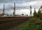   Ein ICE 3 rauscht am 03.11.2016 durch Spich in Richtung Köln.