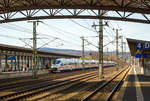  Mit gut 10 Minuten Verspätung fährt der ICE 3 - Tz 302  Hansestadt Lübeck  (BR 403), als ICE 755 (Dortmund Hbf  - Köln Messe/Deutz - Frankfurt(M) Flughafen Fernbf - Nürnberg