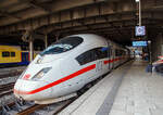 Der ICE 3 - Tz 311 „Wiesbaden“  (403 011-0 / 403 511-9) steht, als ICE 1009 (Hamburg-Altona – Berlin – Erfurt), am 16 Mai 2022 im Hauptbahnhof Hamburg zur Weiterfahrt bereit. Eigentlich fährt der ICE 1009 über Nürnberg bis München Hbf, aber hier endete er in Erfurt.