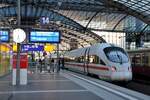 ICE 3 Nr.406 im Hbf Berlin am 30.09.2013.