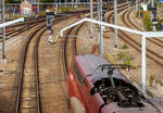 Der Eurostar PBKA 4302, ex Thalys PBKA, verlässt am 21 Oktober 2025 den Bahnhof Liège-Guillemins (Lüttich). 

Hier Detailbild der auf die beiden Stromabnehmer eines der beiden Triebköpfe. Auch wenn die Eurostar PBKA, ex Thalys PBKA, Viersystem-TGV-Züge sind, besitzt jeder Triebkopf nur jeweils zwei Stromabnehmer. Hier noch unter Gleichstrom, hat jeder Triebkopf einen gehoben und bezieht so seinen Strom aus der Oberleitung. Kurz hinter Ans (kurz hinter Liége) beginnt dann die HSL 2 mit 25 kV 50 Hz AC (Wechselstrom), dann wird auch nur noch mit einem Stromabnehmer gefahren. Der Strom (Wechselstrom) zum anderen Triebkopf wird dann über die Hochspannungsdachleitung übertragen. 