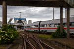 Der ICE TD bzw. VT 605, Tz 5503 hat am 15 Juni 2015, als ICE 33 (Hamburg Hbf - Koebenhavn H), den Fährbahnhof Puttgarten erreicht. Nun wird trajektiert, der ICE Dieseltriebzug fährt in die Scandlines Fähre  Prins Richard .  
