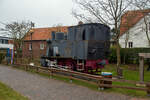 Die letzte Wangerooger Dampflokomotive, die Deutsche Bundesbahn 99 211, ex DR 99 211, seit Juli 1968 als Denkmal beim alten Leuchtturm beim Bahnhof von Wangerooge abgestellt, hier am 12 März 2024.

Die meterspurige Tenderlokomotive wurde 1929 von der Henschel & Sohn AG in Kassel unter der Fabriknummer 21443 gebaut und als 99 211 an die DR für die Wangerooger Inselbahn auf der Nordseeinsel Wangerooge geliefert. Sie war die erste dreiachsige Lokomotive für die Wangerooger Inselbahn. Sie war für den Einsatz mit vierachsigen Personenwagen, die aufgrund des zunehmenden Bäderverkehrs angeschafft worden waren, so wurde eine stärkere Lokomotive benötigt. Nach der Umstellung des Betriebs der DB auf Diesellokomotiven im Jahr 1958 blieb sie bis zur Ausmusterung am 18. August 1960 als Reservefahrzeug erhalten.

Die 18,36 t schwere und 140 PS starke Lok hat auf der Insel 353 025 km gefahren.

Die Lokomotive war als Nassdampflokomotive ausgeführt. Der Kessel war zweischüssig und hatte 90 Heizrohre. Der Antrieb wirkte auf die dritte Achse, es kam eine Heusinger-Steuerung zur Anwendung. Die mittlere Achse war zur besseren Kurvenläufigkeit ohne Spurkränze ausgeführt. Der Innenrahmen der Lokomotive wurde auch als Wasserkasten genutzt. Das Fahrzeug konnten 0,6 Tonnen Kohle in einem seitlichen Behälter auf der Heizerseite neben dem Kessel sowie 1,8 Kubikmeter Wasser im Rahmen und in den seitlichen Wasserkästen aufnehmen. Eine elektrische Beleuchtung bekam die Lok erst 1953.

TECHNISCHE DATEN:
Nummerierung: 	99 211
Anzahl: 1
Hersteller: 	Henschel
Baujahr: 1929
Ausmusterung: 1960
Bauart: C n2t
Gattung: K 33.6
Spurweite: 	1.000 mm (Meterspur)
Länge über Puffer: 6.400 mm
Höhe: 3.200 mm
Achsabstand: 2 x 1.000 mm = 2.000 mm
Treibraddurchmesser: 	800 mm
Dienstgewicht: 18,36 t
Höchstgeschwindigkeit: 30 km/h
Indizierte Leistung: 140 PS (105 kW)
Steuerungsart: Heusinger
Zylinderanzahl: 2
Zylinderdurchmesser: 310 mm
Kolbenhub: 400 mm
Kesselüberdruck: 14 bar
Anzahl der Heizrohre: 	90
Heizrohrlänge: 2.550 mm
Rostfläche: 0,60 m²
Verdampfungsheizfläche: 29,6 m²
Wasservorrat: 1,8 m³
Brennstoffvorrat: 0,6 t Kohle
Lokbremse: Dampfbremse
