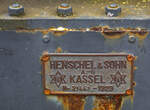 Fabrikschild der letzten Wangerooger Dampflokomotive, die Deutsche Bundesbahn 99 211, ex DR 99 211, seit Juli 1968 als Denkmal beim alten Leuchtturm beim Bahnhof von Wangerooge abgestellt, hier am 12 März 2024.