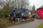 Die letzte Wangerooger Dampflokomotive, die Deutsche Bundesbahn 99 211, ex DR 99 211, seit Juli 1968 als Denkmal beim alten Leuchtturm beim Bahnhof von Wangerooge abgestellt, hier am 12 März 2024.

Die meterspurige Tenderlokomotive wurde 1929 von der Henschel & Sohn AG in Kassel unter der Fabriknummer 21443 gebaut und als 99 211 an die DR für die Wangerooger Inselbahn auf der Nordseeinsel Wangerooge geliefert. Sie war die erste dreiachsige Lokomotive für die Wangerooger Inselbahn. Sie war für den Einsatz mit vierachsigen Personenwagen, die aufgrund des zunehmenden Bäderverkehrs angeschafft worden waren, so wurde eine stärkere Lokomotive benötigt. Nach der Umstellung des Betriebs der DB auf Diesellokomotiven im Jahr 1958 blieb sie bis zur Ausmusterung am 18. August 1960 als Reservefahrzeug erhalten.

Die 18,36 t schwere und 140 PS starke Lok hat auf der Insel 353 025 km gefahren.

Die Lokomotive war als Nassdampflokomotive ausgeführt. Der Kessel war zweischüssig und hatte 90 Heizrohre. Der Antrieb wirkte auf die dritte Achse, es kam eine Heusinger-Steuerung zur Anwendung. Die mittlere Achse war zur besseren Kurvenläufigkeit ohne Spurkränze ausgeführt. Der Innenrahmen der Lokomotive wurde auch als Wasserkasten genutzt. Das Fahrzeug konnten 0,6 Tonnen Kohle in einem seitlichen Behälter auf der Heizerseite neben dem Kessel sowie 1,8 Kubikmeter Wasser im Rahmen und in den seitlichen Wasserkästen aufnehmen. Eine elektrische Beleuchtung bekam die Lok erst 1953.

TECHNISCHE DATEN:
Nummerierung: 	99 211
Anzahl: 1
Hersteller: 	Henschel
Baujahr: 1929
Ausmusterung: 1960
Bauart: C n2t
Gattung: K 33.6
Spurweite: 	1.000 mm (Meterspur)
Länge über Puffer: 6.400 mm
Höhe: 3.200 mm
Achsabstand: 2 x 1.000 mm = 2.000 mm
Treibraddurchmesser: 	800 mm
Dienstgewicht: 18,36 t
Höchstgeschwindigkeit: 30 km/h
Indizierte Leistung: 140 PS (105 kW)
Steuerungsart: Heusinger
Zylinderanzahl: 2
Zylinderdurchmesser: 310 mm
Kolbenhub: 400 mm
Kesselüberdruck: 14 bar
Anzahl der Heizrohre: 	90
Heizrohrlänge: 2.550 mm
Rostfläche: 0,60 m²
Verdampfungsheizfläche: 29,6 m²
Wasservorrat: 1,8 m³
Brennstoffvorrat: 0,6 t Kohle
Lokbremse: Dampfbremse

