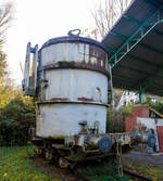 Dreiachsiger Roheisenpfannen-Wagen (oder Gie�pfannen-Wagen) ausgestellt im Au�enbereich vom Bergbaumuseum Herdorf-Sassenroth des Landkreis Altenkirchen, hier am 03 November 2024.