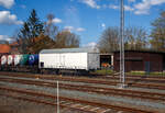 Aufgearbeitet und neu lackiert, aber noch ohne Beschriftungen, der ehemaliger DB / Interfrigo Kühlwagen 23 80 805 2 000-6 der Gattung Ibhis 409, ex 34 80 8052 014-3 RIV-IF DB, am 21 April 2023 im DDM - Deutsches Dampflokomotiv-Museum in Neuenmarkt (aufgenommen aus einem Zug heraus).

INTERFRIGO
Der Bahntransport leichtverderblicher Lebensmittel stellte seit jeher besondere Anforderungen, um eine lückenlose Kühlkette von Tür zu Tür zu gewährleisten. Diese Logistik wurde meist von eigenständigen Organisationen außerhalb der Bahnverwaltungen geleistet, die Kühlwagen, Kühlhäuser, gekühlte Lieferfahrzeuge sowie Eisfabriken betrieben. Den Anfang machte 1920 die französische  Société Française de Transport et Entrepôts Frigorifiques  (STEF). In Deutschland folgte 1921 die  Kühltransit AG , die 1950 in der Bundesrepublik Deutschland durch die  Transthermos GmbH  abgelöst wurde. In Belgien entstand die  Régie des services frigorifiques de l´Etat Belge  (Refribel bzw. SATI) und in Spanien die  Transportes Ferroviares Especiales S. A., Madrid  (Transfesa).

Der zunehmende Wettbewerb durch Lkw mit Kältemaschinen veranlaßte die westeuropäischen Bahnen zu verstärkter Kooperation. Alle Aktivitäten im Kühlverkehr wurden 1949 in der  Société Ferroviaire Internationale de Transports Frigorifiques  (Interfrigo) als gemeinsamer Dachorganisation zusammengeführt. Sitz des Unternehmens war Brüssel, das operative Geschäft wurde aus Basel geleitet. Zunächst beteiligten sich die Bahnverwaltungen von Belgien (SNCB), Großbritannien (BR), Frankreich (SNCF), Italien (FS), Niederlande (NS) und der Schweiz (SBB). Weitere Bahnverwaltungen folgten, darunter 1959 Deutschland (DB) sowie Griechenland (OSE), Luxemburg (CFL), Spanien (RENFE), Türkei (TCDD) und Dänemark (DSB). Die Abwicklung des Betriebes wurde den jeweiligen nationalen Kühltransportgesellschaften übertragen. Interfrigo lieferte nach Fahrplan europaweit Obst, Gemüse, Molkereiprodukte, Fleisch und Südfrüchte, sowie Fisch und Bananen etc. aus den großen Seehäfen. 1993 wurde die Interfrigo mit der  Intercontainer  (1967 gegründet) fusioniert und firmierte fortan als  Intercontainer-Interfrigo SA  (ICF). Das Unternehmen agierte im kombinierten Schiene/Straße Verkehr und wurde 2010 liquidiert.

Interfrigo übernahm die Kühlwagen der beteiligten Bahngesellschaften in einen eigenen Waggonpool und vermietete die Fahrzeuge nach Bedarf. Bei den Wagen handelte es sich um zweiachsige Kühlwagen unterschiedlicher Bauarten, die den RIV-Richtlinien entsprachen und mit Wasser- bzw. Trockeneis gekühlt wurden. Zusätzlich zu den Fahrzeugen der nationalen Bahnverwaltungen begann Interfrigo 1951 mit dem Bau eigener Kühlwagentypen, die zu einer Vereinheitlichung des Bestandes führten. Ab 1955 folgten Neukonstruktionen nach UIC-Richtlinien in Ganzmetall-Bauweise, die mit Eis gekühlt wurden und auf zweiachsigen Laufwerken ruhten. Die Fahrzeuge wurden entsprechend der Wirksamkeit ihrer Isolierung klassifiziert: Die Bauart  UIC Typ 1  war für Kühlgut bei Temperaturen um +4 °C vorgesehen und wurde in rund 6.500 Exemplaren beschafft. Die Bauart  UIC Typ 2  diente zum Transport von Tiefkühlgut bis -20 °C und entsprach den zeitgenössischen Kühlwagen der DB. Bei späteren Interfrigo-Bauarten wurden auch Drehgestelle und motorbetriebene Kühlaggregate verwendet. Die Waggons erschienen meist in einem weißen oder hellgrauen Farbschema und führten den Schriftzug  INTERFRIGO  in blau.

Die meisten Lebensmitteltransporte sind inzwischen wegen kürzerer Transportzeiten auf die Straße verlagert worden oder werden mit Kühlcontainern abgewickelt. Der Kühlwagenpark der Bahngesellschaften ist deshalb deutlich geschrumpft. Die meisten Kühlwagen wurden bis 2010 von der  Intercontainer-Interfrigo SA (ICF) betreut. Diese Kühlwagen kann man gut äußerlich unterscheiden: Weiße Wagen sind normale Kühlwagen, blaue mit weißem Längsstreifen sind Maschinenkühlwagen.
