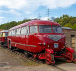   Der Schienen-Stra�en-Omnibus, auch kurz Schi-Stra-Bus genannt, ist ein Zweiwegefahrzeug f�r den Personenverkehr auf Eisenbahnstrecken und Stra�en.
