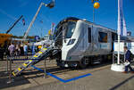 Siemens präsentierte auf der InnoTrans 2018 in Berlin (hier 18.09.2018) den Siemens Desiro City Class 717 (hier der Triebzug GTR 717017) für die Govia Thameslink Railway (GTR).

Hier nun mit geöffneter Notausstiegstür an einer Führerstandsfront (Stirnfront). Eine Besonderheit dieser Version sind die Notausstiegstüren an den Führerstandsfronten der Fahrzeuge, die notwendig sind, damit die Triebzüge auf der Northern City Line, einer ehemaligen U-Bahn-Strecke mit kreisförmigem Tunnelprofil, evakuiert werden können.
