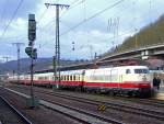 Die 103 235-8 mit IC 91 300 (mit TEE-Rheingold Wagen) steht am 03.04.2010 im Koblenzer Hauptbahnhof zur Weiterfahrt nach Trier Hbf bereit.
