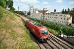ÖBB 1016 031 mit EC in Ulm bei der Goldochsen-Brauerei am 28.07.2022.