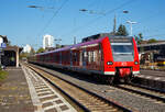 Zwei gekuppelte ET 425er (425 597/425 097 und 425 096/425 596) der DB Regio NRW am 08.10.2021, als RB 27  Rhein-Erft-Bahn  (Koblenz - K�ln - M�nchengladbach), beim Halt im Bahnhof Bonn-Beuel.