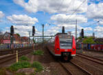 Zwei gekuppelte ET 425er (425 608/425 108 und 425 104/425 604) der DB Regio NRW verlassen am 30.04.2023, als RB 27  Rhein-Erft-Bahn“ (Mönchengladbach – Köln – Koblenz), den Bahnhof Köln-Ehrenfeld und fahren weiter in Richtung Köln Hbf.