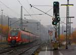 442 255 / 755 und 442 255 / 758 (Zwei gekuppelte 4-teilige Talent 2) fahren als RE 9 - Rhein Sieg Express (RSX) Aachen - K�ln - Siegen, am 18.11.2012 (bei Nieselregen) in den Bahnhof Betzdorf/Sieg