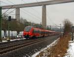 442 755 / 255 und 442 259 / 759 (Zwei gekuppelte 4-teilige Talent 2) als RE 9 - Rhein Sieg Express (RSX) Aachen - K�ln - Siegen, haben hier am 25.02.2013 gerade die 105 m hohe Siegtalbr�cke (A45)